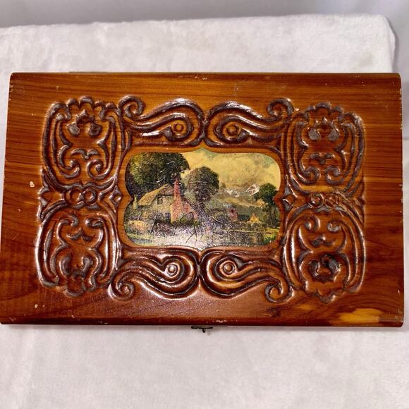 Vintage 1950s Cedar Jewelry/Keepsake Box w/ Carvings & Picture on Top Good Cond - Picture 2 of 10